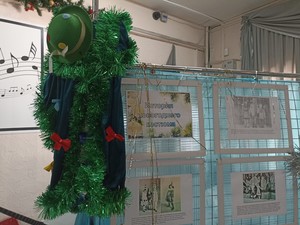 Выставка "История новогоднего костюма"